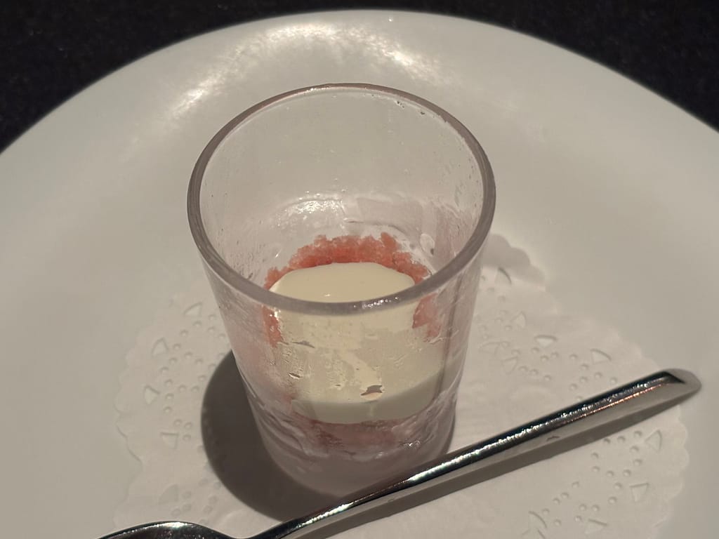 グラニテ「グラスに入ったスイカのグラニテにクリームソースをかけたさっぱりとした口直し。」