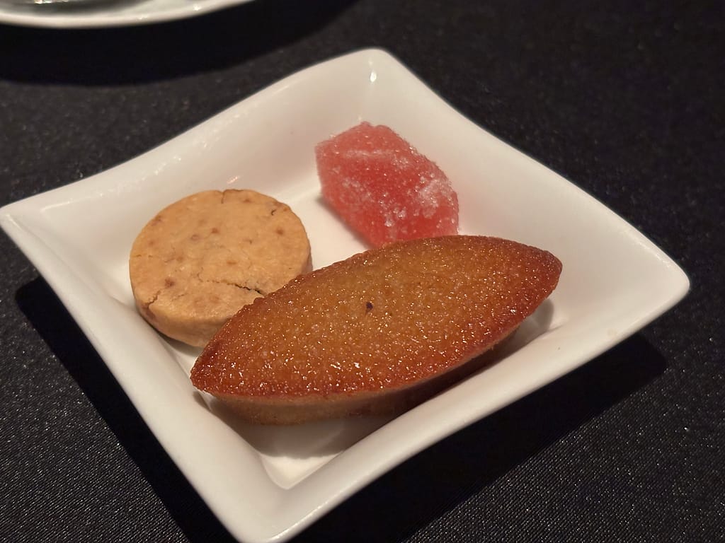 プティフール「マドレーヌ、クッキー、ゼリーの3種を盛り合わせたプティフール。」