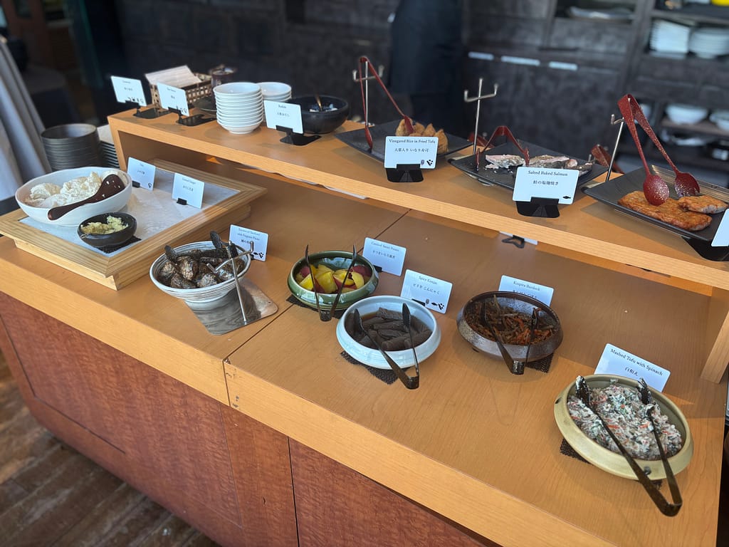 朝食ビュッフェ 和食コーナー②「ホテルメトロポリタン丸の内の朝食ビュッフェ。味噌汁、焼き鮭、きんぴらごぼう、白和えなどが並ぶ。」