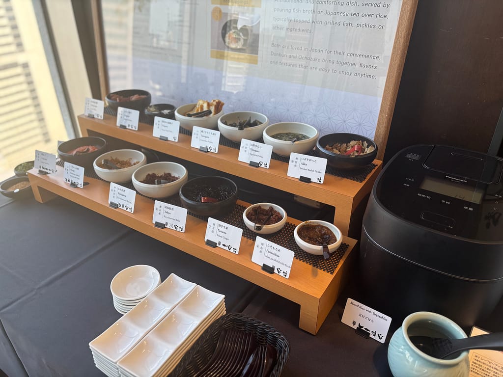 お好み丼・お茶漬けコーナー②「お好み丼やお茶漬けを作れるコーナー。焼き魚、漬物、昆布など豊富な具材が並ぶ。」