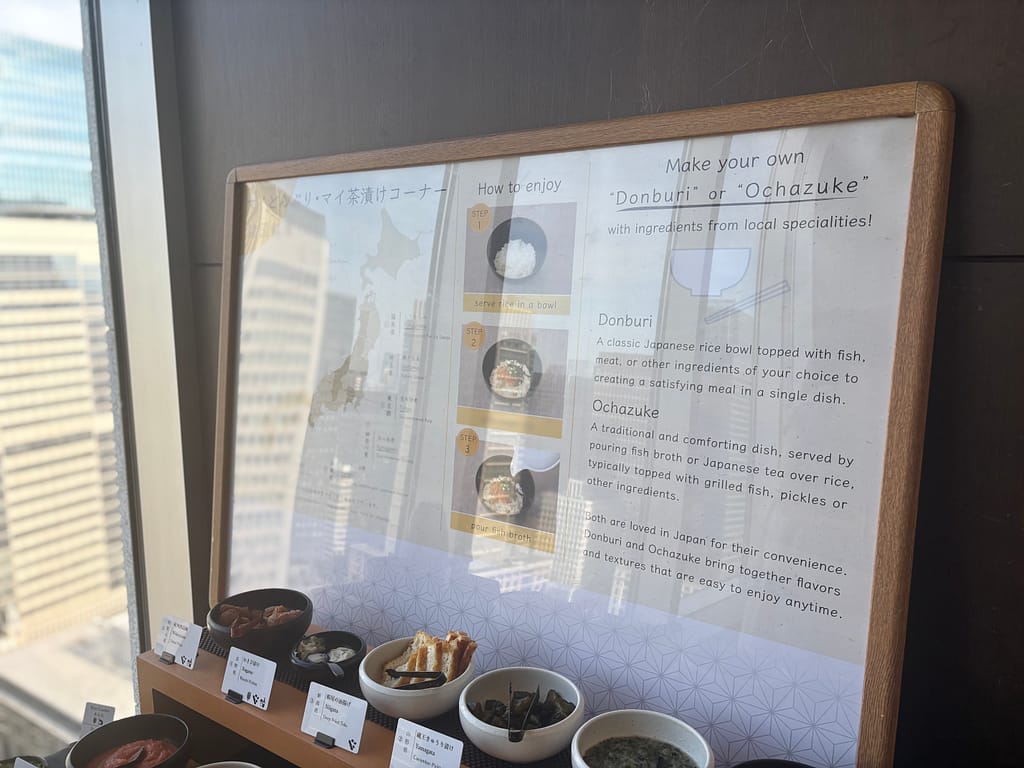 お好み丼・お茶漬けコーナー①「お好み丼やお茶漬けの作り方を紹介するパネルと具材ディスプレイ。」