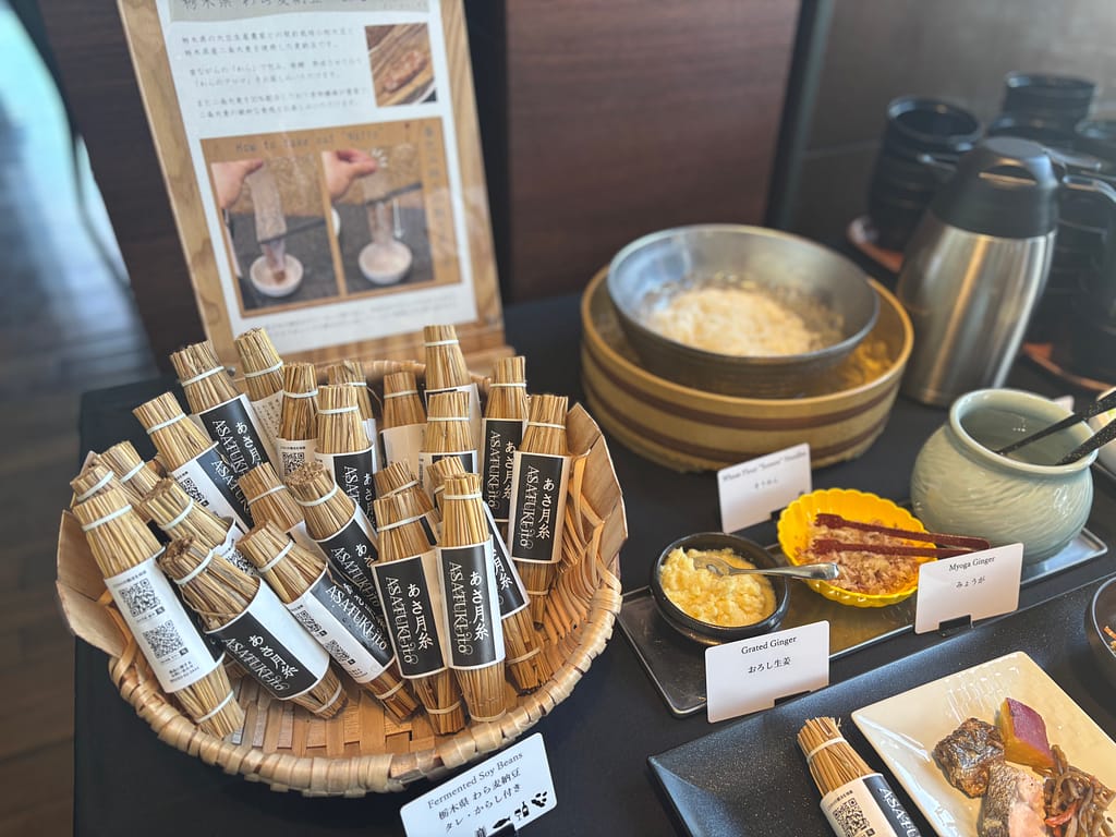 朝食ビュッフェ 和食コーナー④
　「ホテルメトロポリタン丸の内の朝食ビュッフェ。藁入り納豆などが並ぶ。」