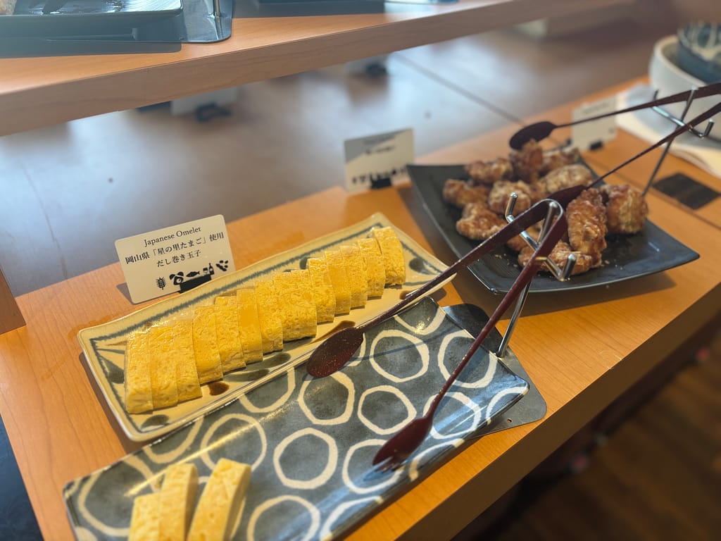 朝食ビュッフェ 和食コーナー③
　「ホテルメトロポリタン丸の内の朝食ビュッフェ。卵焼き、唐揚げなどが並ぶ。」
