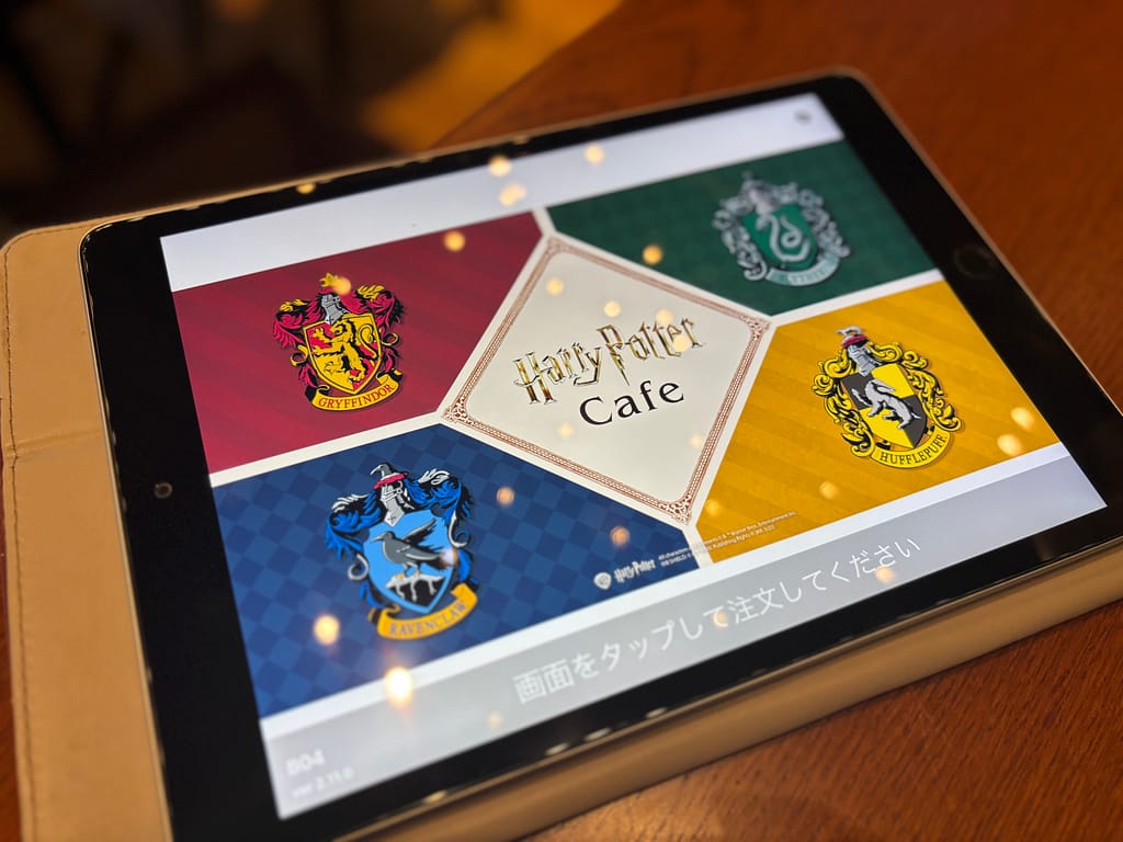 ハリーポッターカフェの注文用タブレット、グリフィンドール・スリザリン・レイブンクロー・ハッフルパフの四寮エンブレム