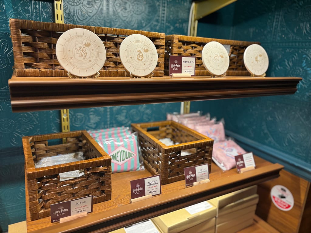 ハリーポッターカフェで販売されている寮エンブレム入り白磁コースターの棚