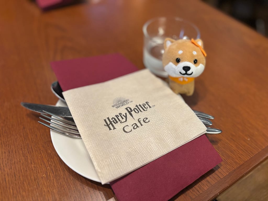 Harry Potter Cafeのテーブルセット、ロゴ入りナプキンと小さな柴犬ぬいぐるみ