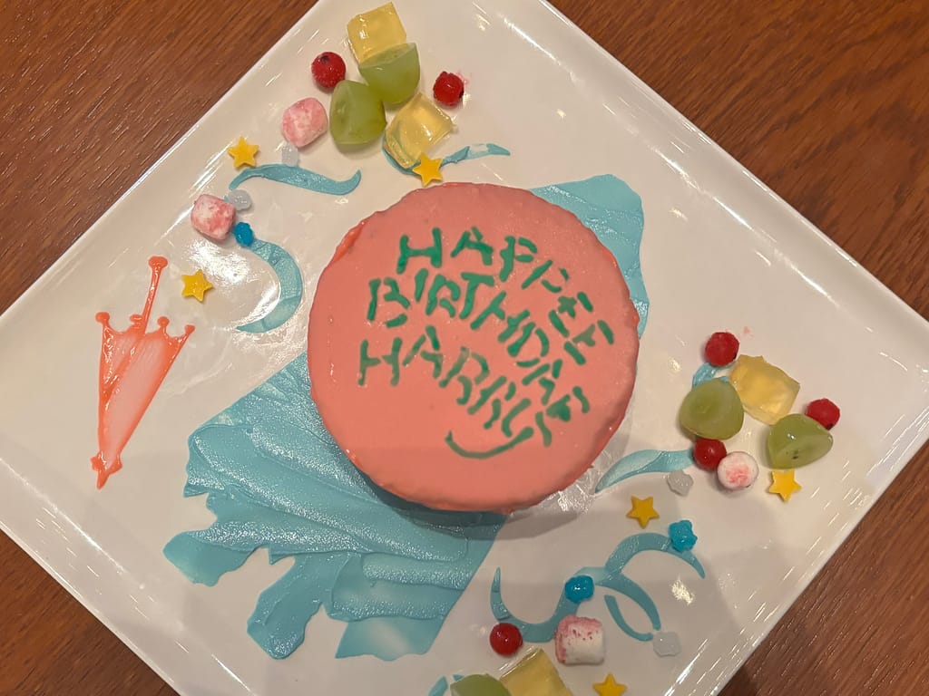 ハリーポッターカフェの「HAPPEE BIRTHDAE HARRY」サプライズケーキ、プレートに色鮮やかな飾りつけ