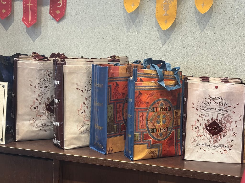赤坂ハリーポッターショップのエコバッグ売り場、カラフルな限定デザインバッグが並ぶ様子