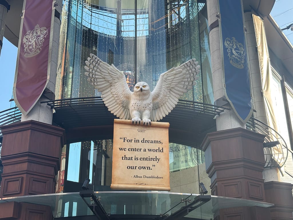 赤坂の劇場入口に飾られた大きな白フクロウ、ダンブルドアの名言入りの垂れ幕を掲げた装飾