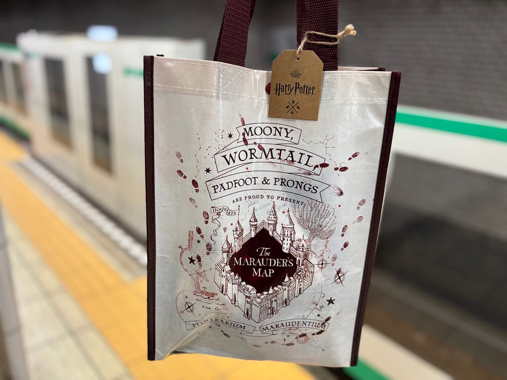 購入したハリーポッターのエコバッグ「忍びの地図」デザイン、駅ホームで撮影