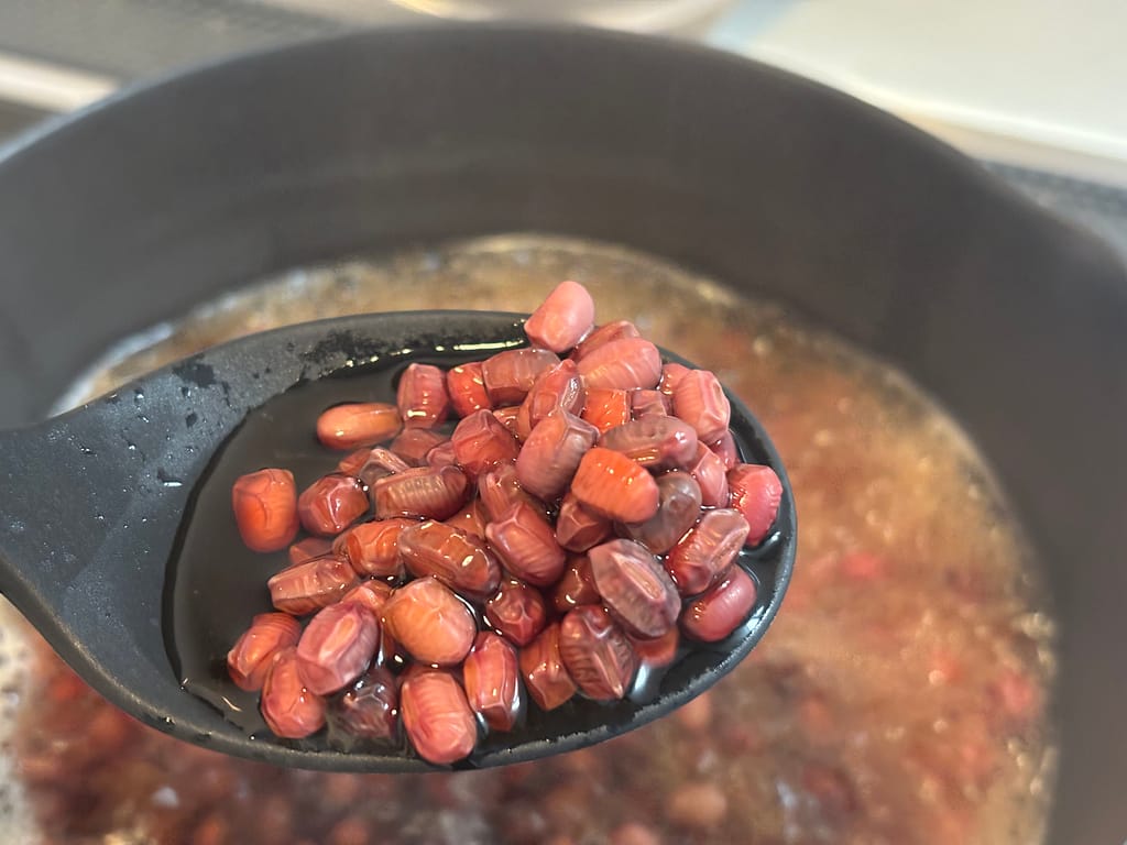 バーミキュラ雪平鍋で煮た小豆を黒いお玉ですくい上げたアップ①