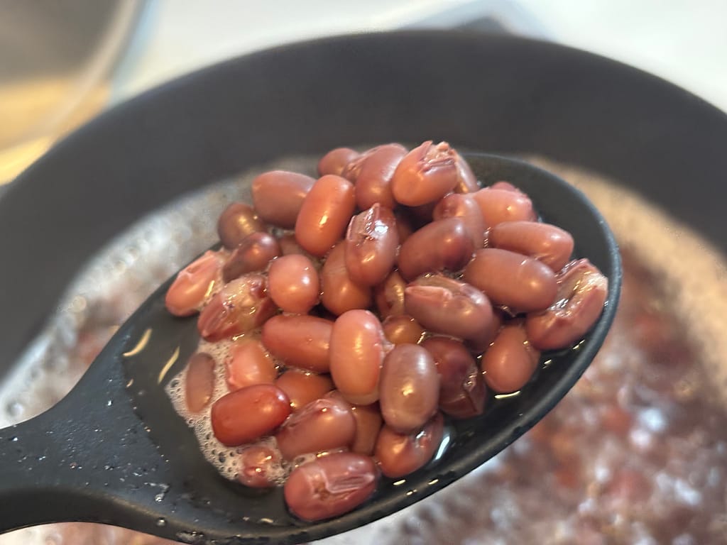 バーミキュラ雪平鍋で煮た小豆を黒いお玉ですくい上げたアップ③