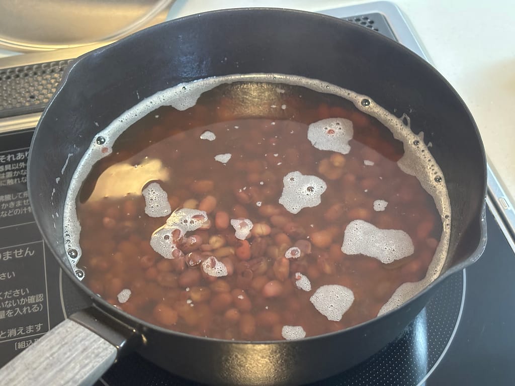 ユキヒラ鍋で小豆を煮ている様子