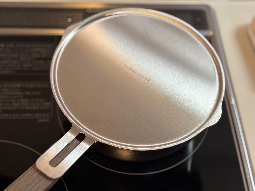 調理中の雪平鍋にバーミキュラの専用フタをかぶせた状態