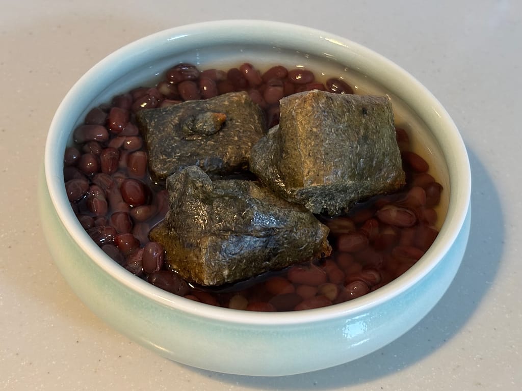 炊き上げた小豆に焼き玄米もちを加えたぜんざいの完成品