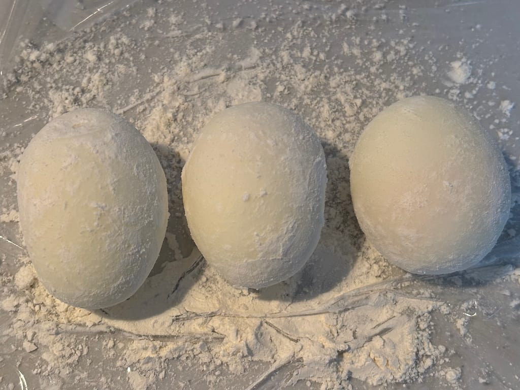 粉をまぶしたゆで卵
「薄力粉をまぶしたゆで卵が3つ並んでいる。スコッチエッグの中身の準備」
