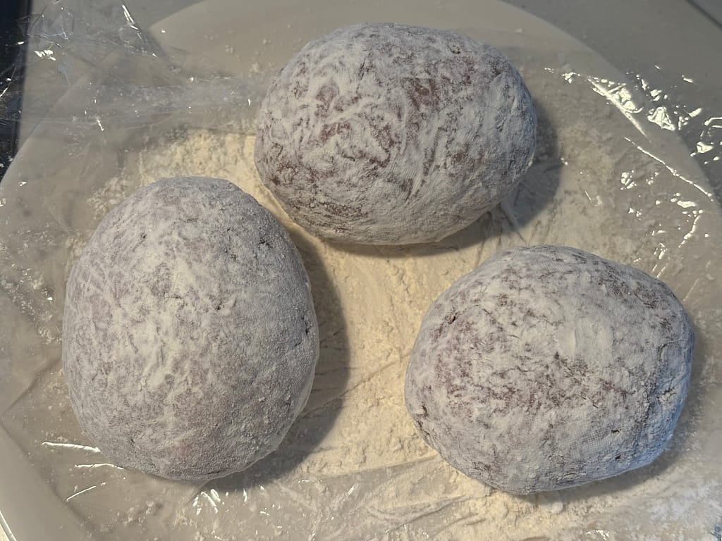 小麦粉をまぶした肉だね
「成形したひき肉と卵の塊に小麦粉をまぶした状態のスコッチエッグ」