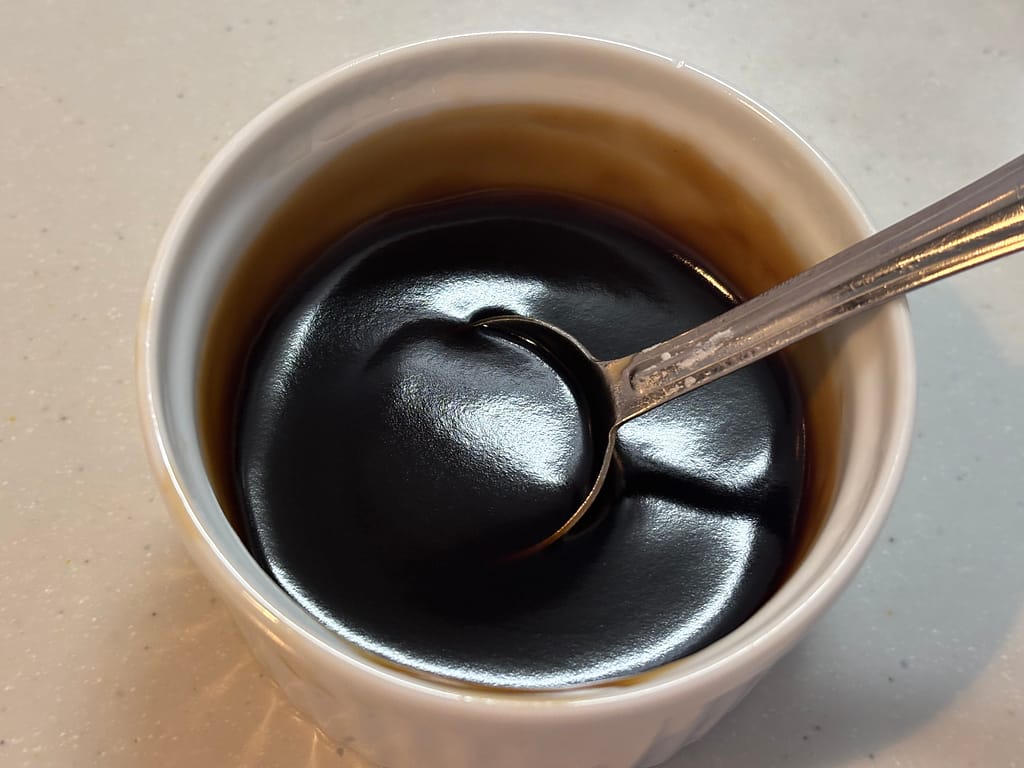 みたらしのタレ
小鉢に入ったみたらしのタレ。とろみのある濃い茶色で、スプーンにまとわりつく光沢が美しい。