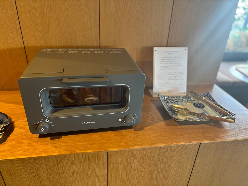 MARUBUNのイートインスペース。店内のトースターの写真。このトースターでリベイクができる。