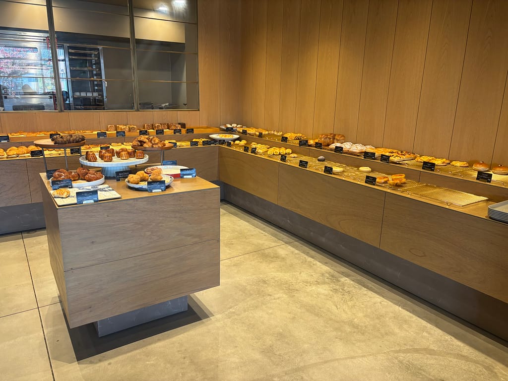 MARUBUNのパンコーナー。たくさんの種類のパンが並んでいるう様子が分かる写真。