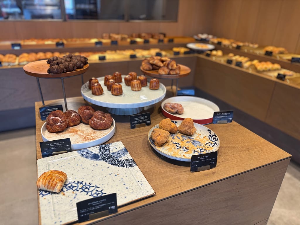 MARUBUNベーカリーに美味しそうなパンが並んでいる様子。有田焼に盛り付けられている。