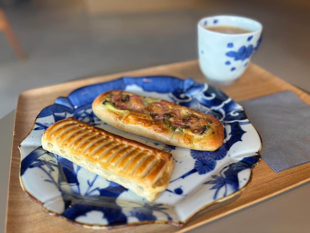 有田焼のプレートにのったガーリックパンとデニッシュパンが映える一皿