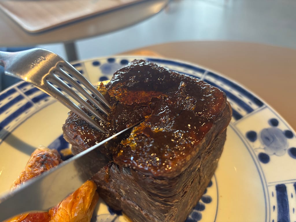 キャラメリゼが香ばしいブリュレチョコデニッシュ。有田焼の皿に盛られ、バリッとした表面が分かる写真