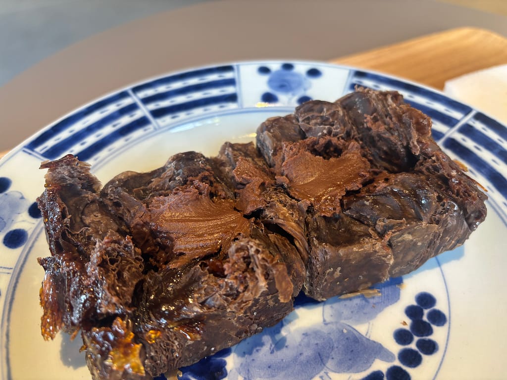 キャラメリゼが香ばしいブリュレチョコデニッシュ。有田焼の皿に盛られ、もっちり生地が美しく写った写真