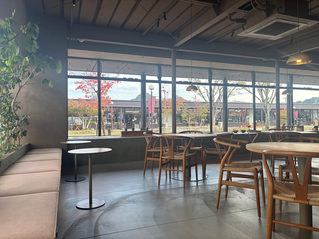 MARUBUNのイートインスペース。インテリアもオシャレで心地よい空間だと感じ取れる写真。
