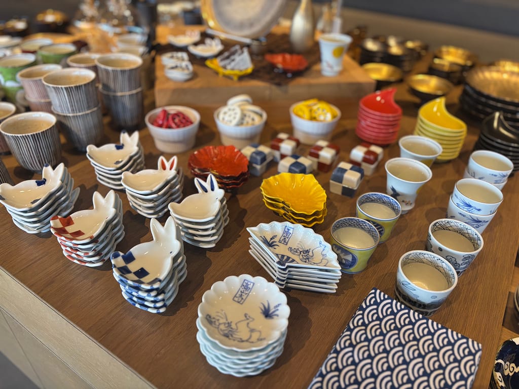 MARUBUNの有田焼販売エリア。有田焼の小皿が多く並んでいる写真。