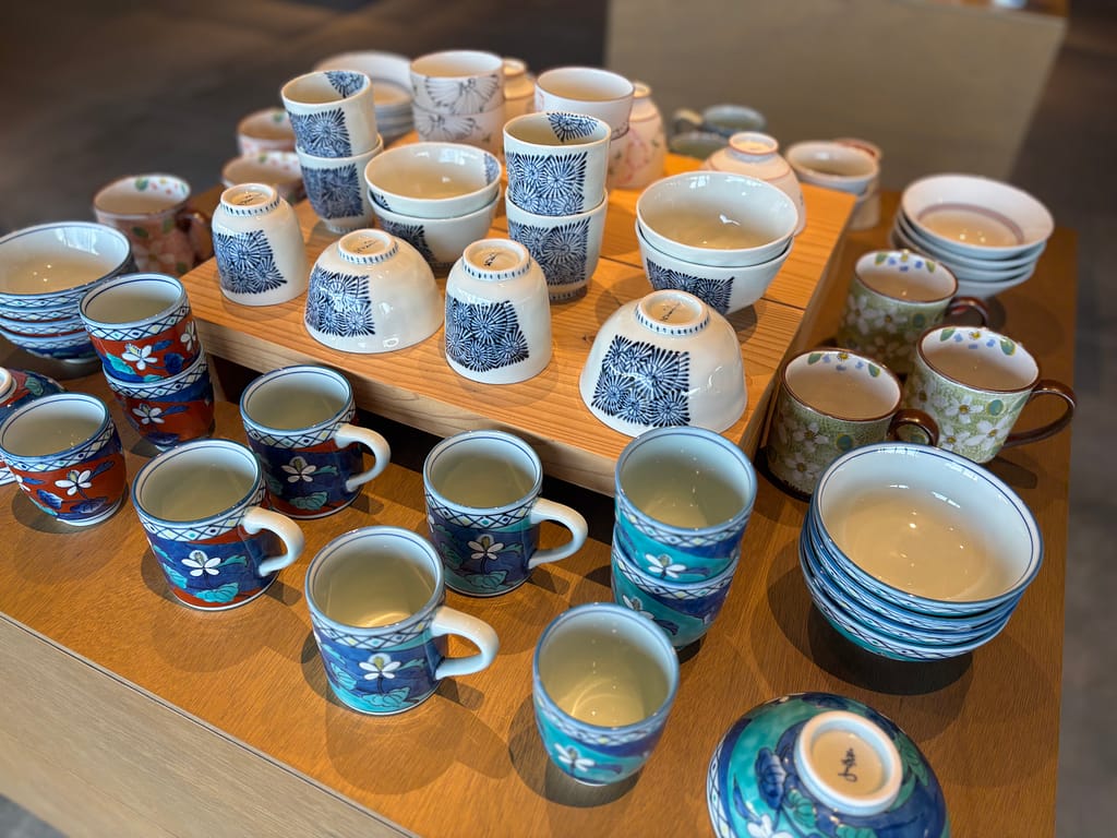 MARUBUNの有田焼販売エリア。有田焼のコップと茶碗が多く並んでいる写真。