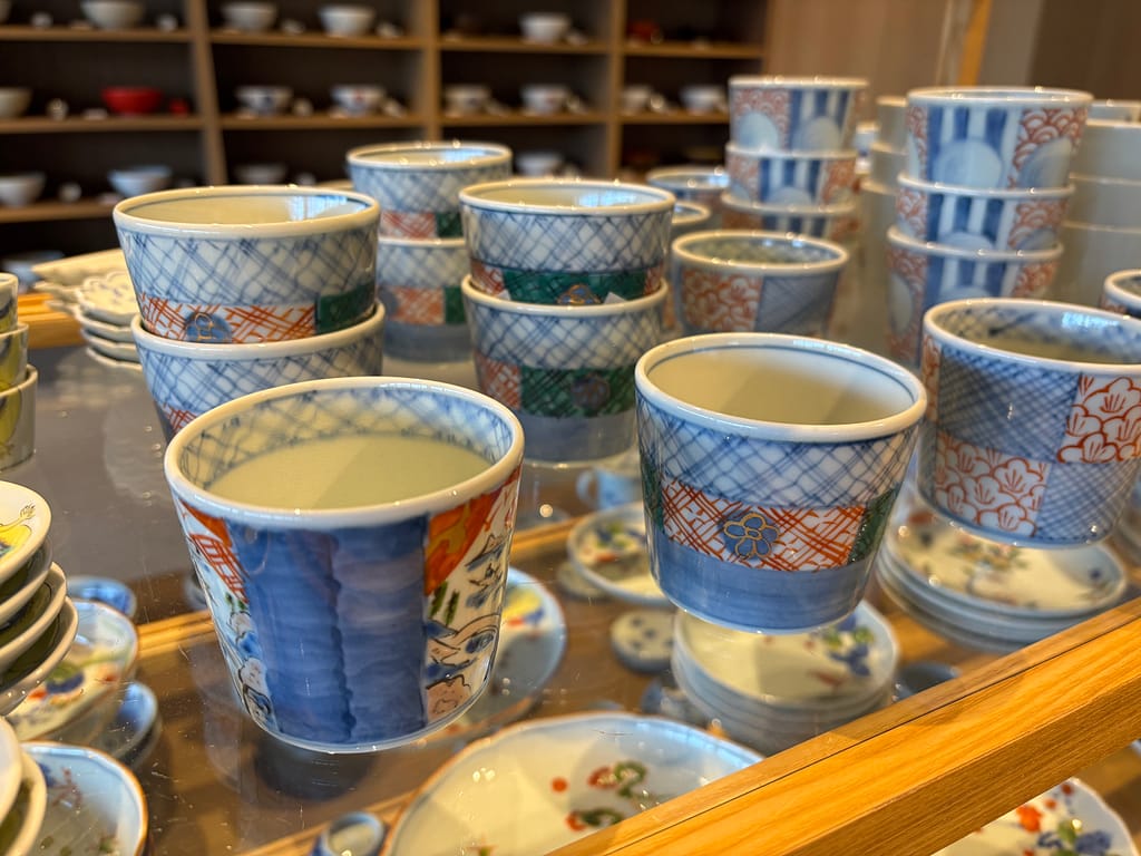 MARUBUNの有田焼販売エリア。有田焼の蕎麦つゆ入れが多く並んでいる写真。