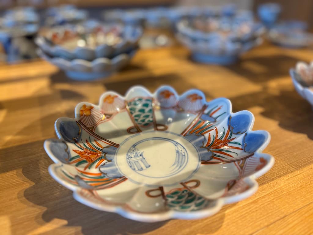 MARUBUNの有田焼販売エリア。曲線と絵柄が美しい有田焼の煮物碗の写真。