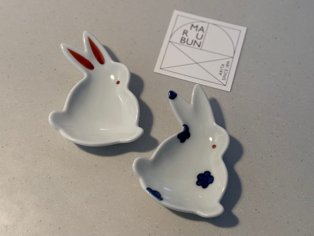 うさぎの絵柄が可愛い有田焼の小皿。白磁に優しい絵付けが施された器のアップ写真