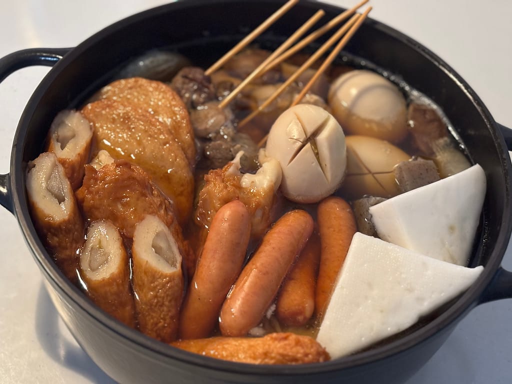 バーミキュラライスポットで作ったおでんの出来上がりの写真。味が染み込んでいる様子。