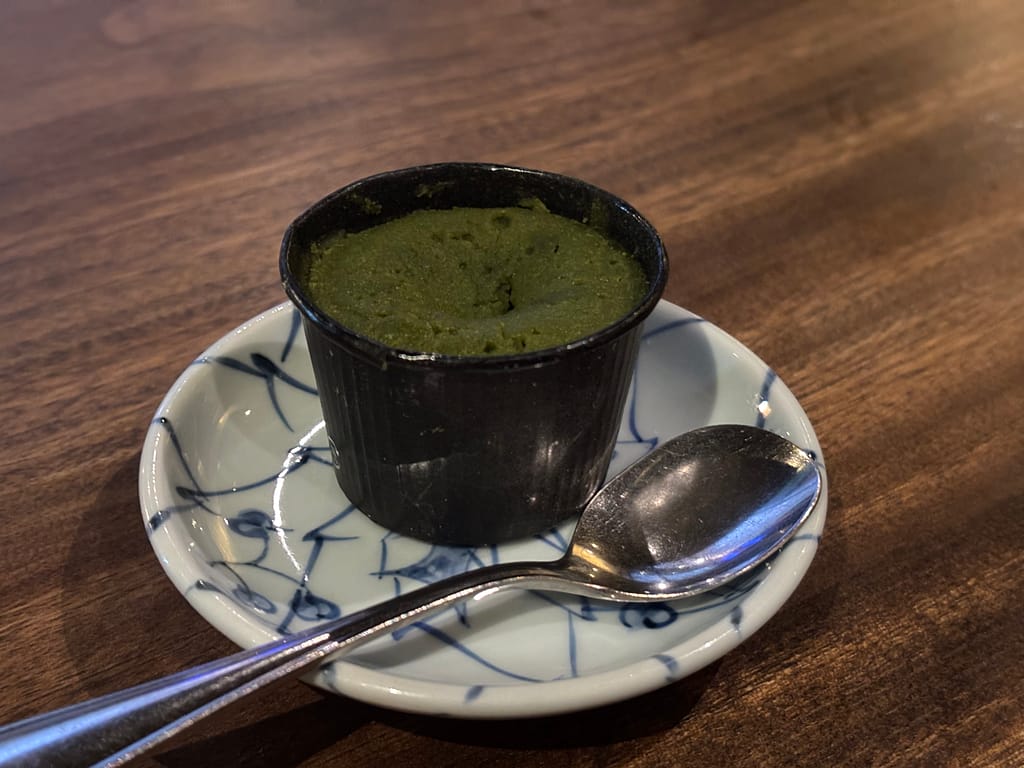 嬉野フォンダンショコラ(単品アップ)吉田屋のウェルカムスイーツ、嬉野フォンダンショコラ。嬉野茶の風味が濃く、和陶器の皿に盛られた一品。