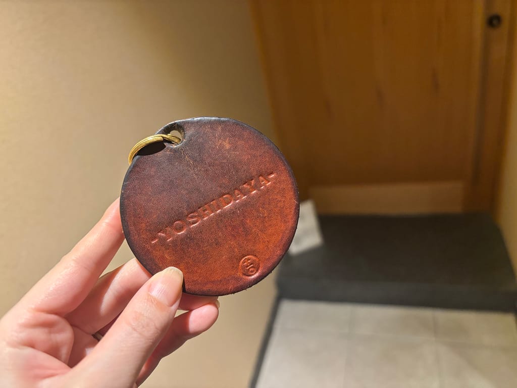 革製のルームキー。嬉野温泉 吉田屋の革製ルームキー。味わいのあるレザーに刻印された YOSHIDAYA のロゴが上質感を演出。