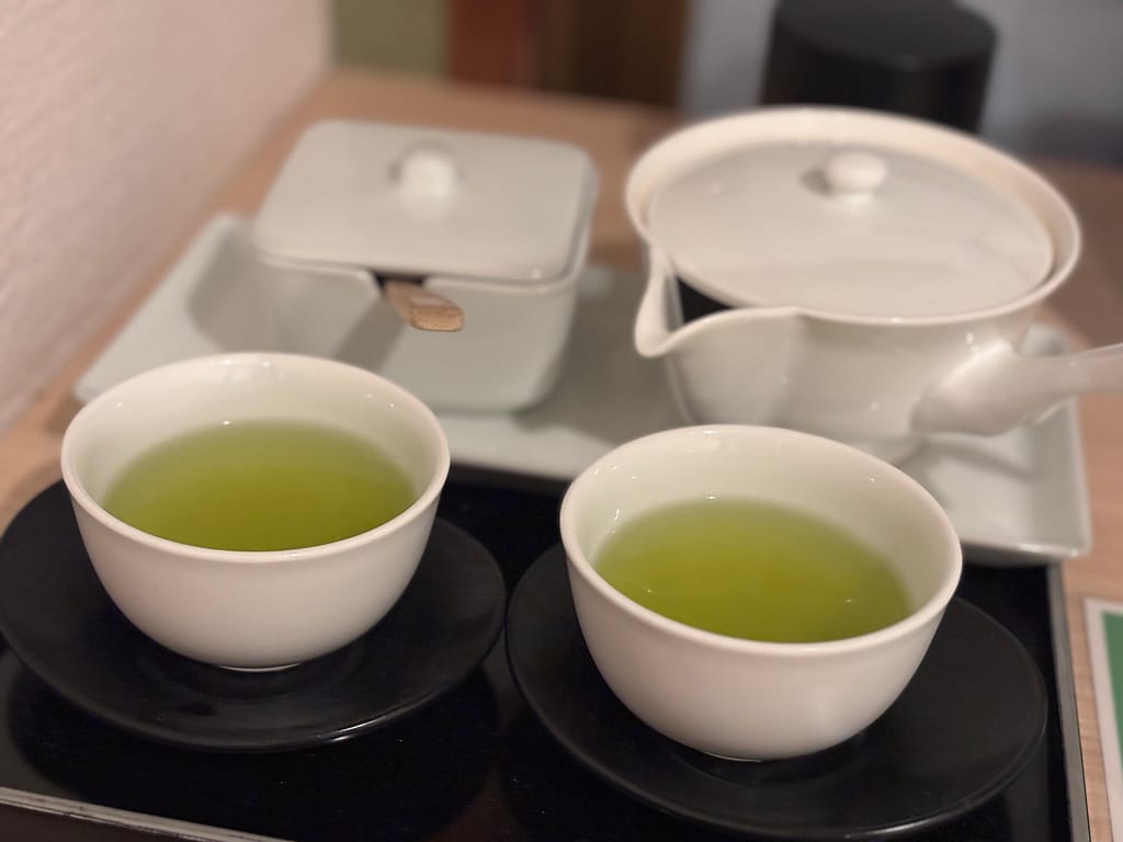 嬉野茶を淹れた湯のみ2杯
嬉野温泉 吉田屋の客室で淹れた嬉野茶。鮮やかな緑色の茶が湯のみ2杯に注がれ、香り豊かな味わいを楽しめる。