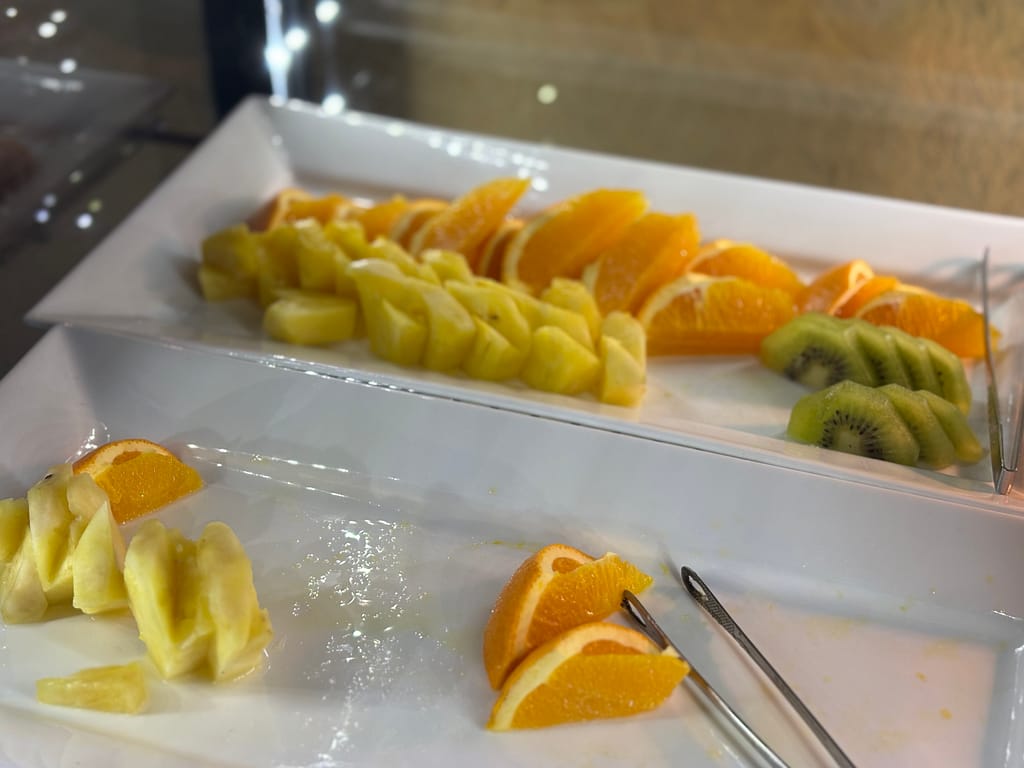 朝のカットフルーツ。吉田屋ラウンジの朝のカットフルーツ。パイン、オレンジ、キウイが並ぶ爽やかなモーニングサービス。