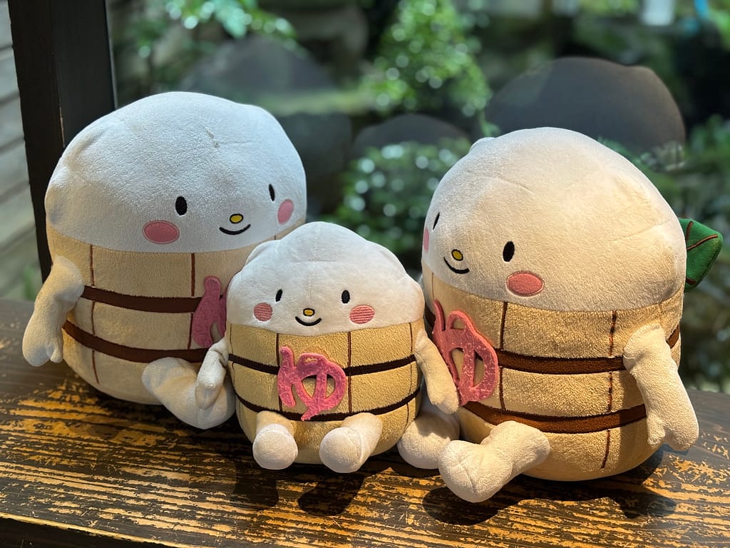 嬉野温泉のキャラクターぬいぐるみ桶に入った温泉モチーフの癒し系マスコット。