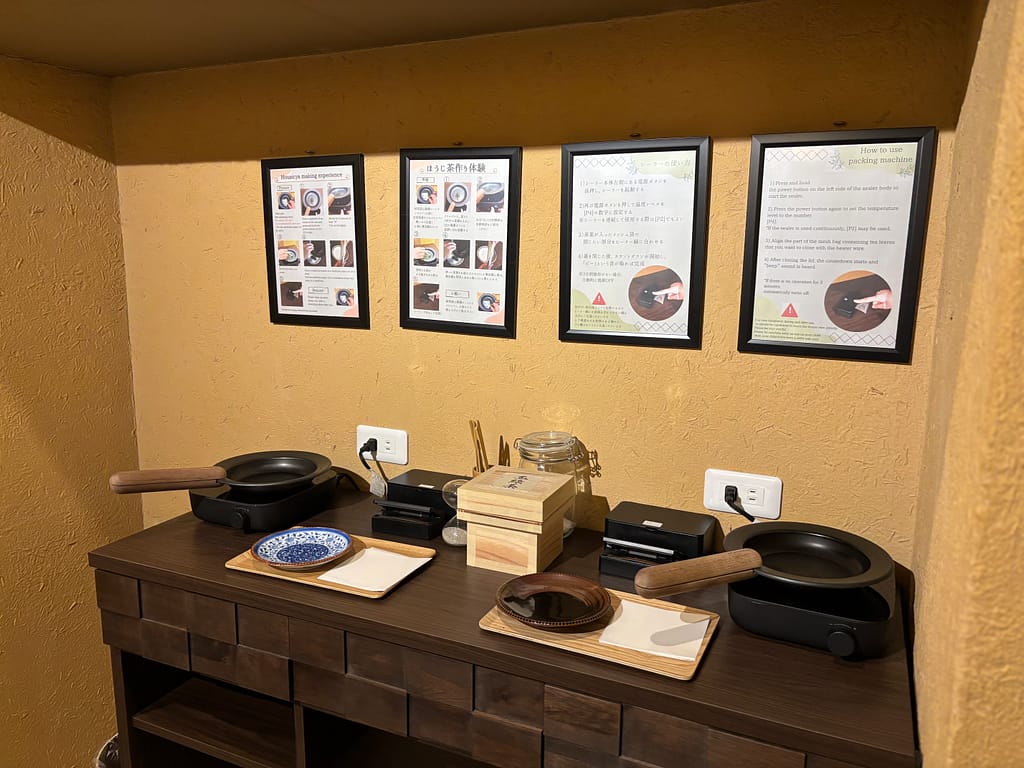 煎じ茶体験の道具(フライパンと籠)。吉田屋の嬉野煎じ茶体験で使用する道具。小鍋や籠、手順案内が並ぶ体験用カウンター。②