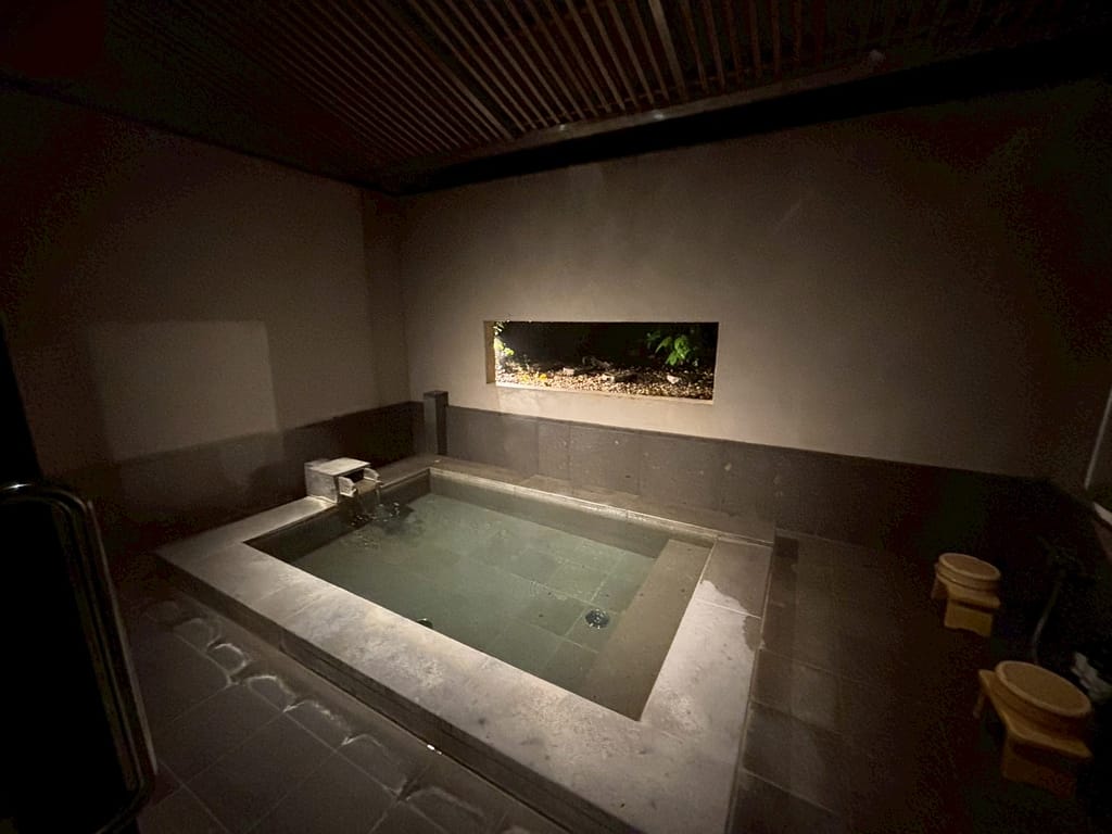 貸切風呂「季風湯」の全体図。照明の効果でより一層落ち着く雰囲気の貸切風呂。