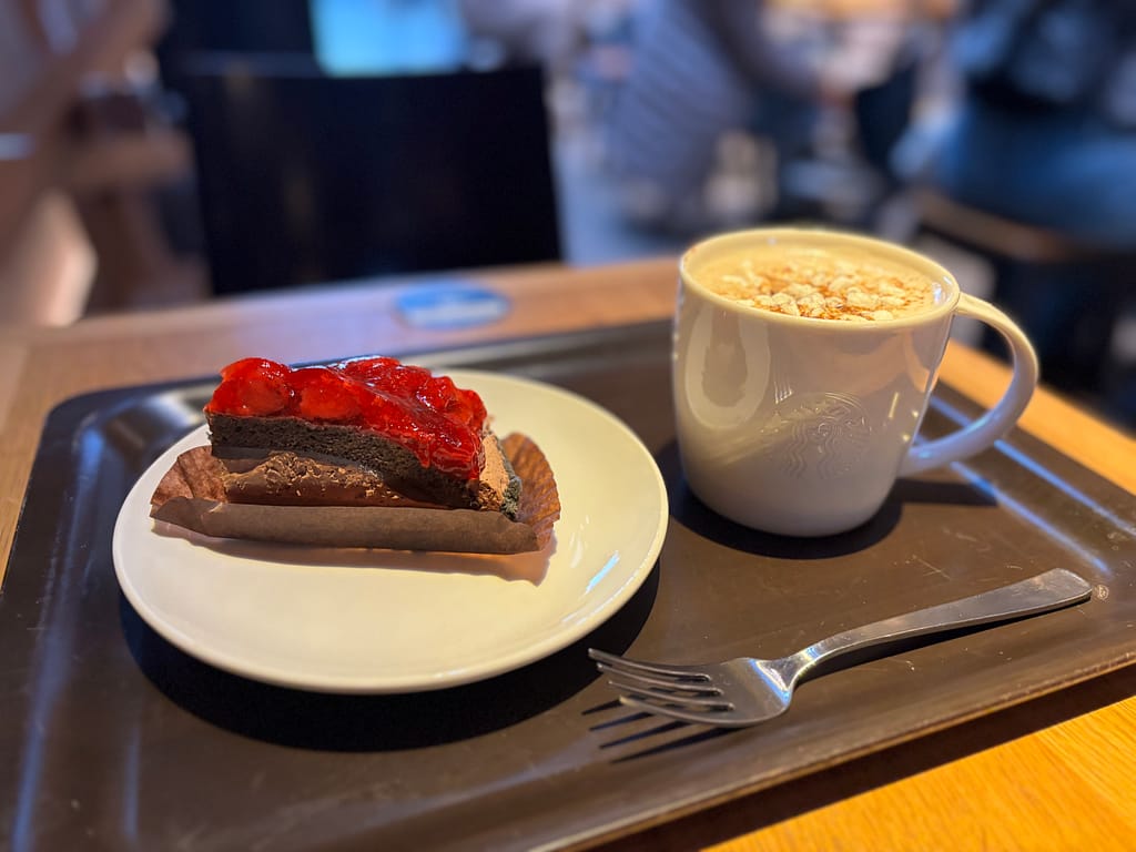 スターバックスのスモアチョコレートラテとストロベリー＆チョコレートタルトをトレーにのせた実食シーン。