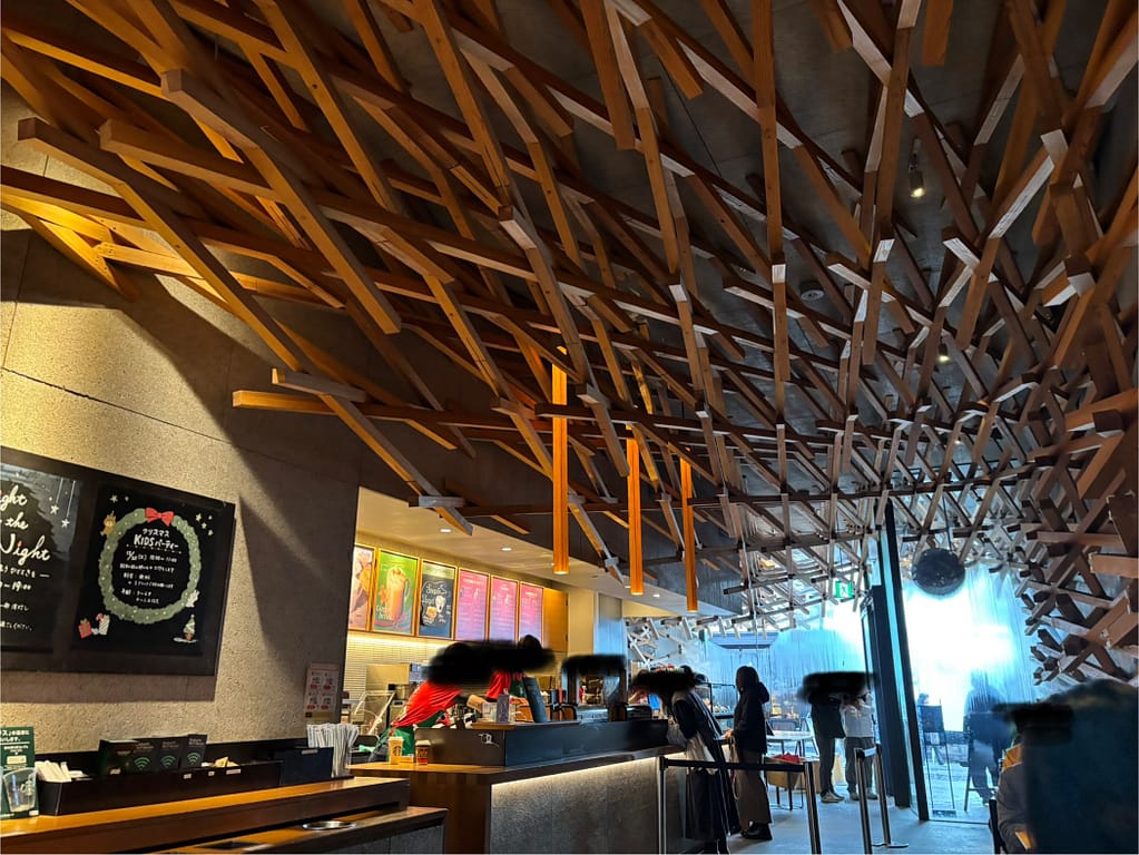 太宰府天満宮スタバ 店内の様子①
太宰府天満宮スターバックスの店内。天井いっぱいに広がる木組みデザインとカウンターの様子。