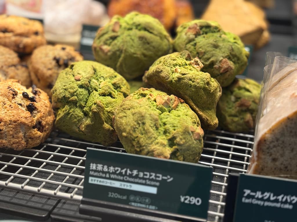 抹茶＆ホワイトチョコスコーンが並ぶショーケースのアップ