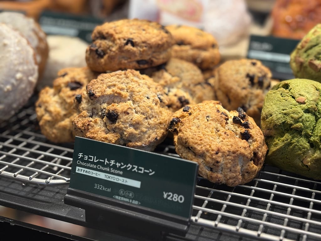 リニューアルされたチョコレートチャンクスコーンと価格表示（280円）のアップ写真