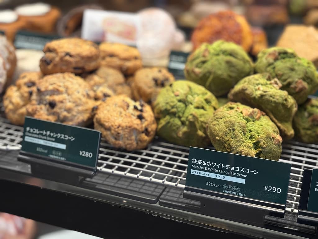 スターバックス店内のショーケースに並ぶチョコレートチャンクスコーンと抹茶＆ホワイトチョコスコーン
