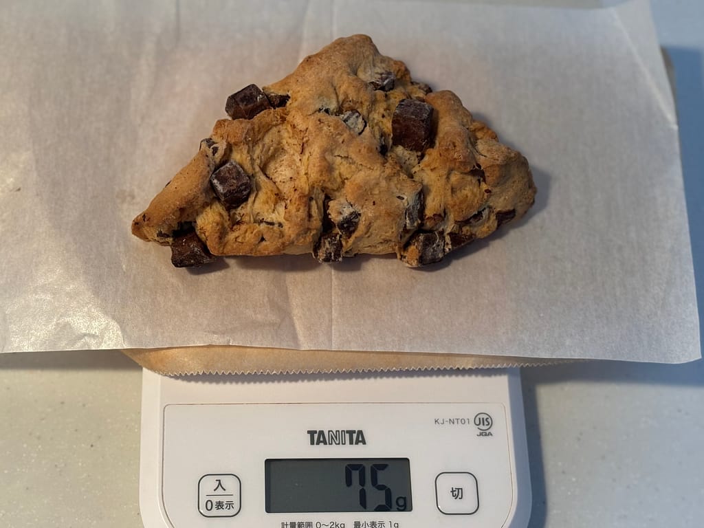 チョコレートチャンクスコーンをキッチンスケールで計量した様子（約75g）
