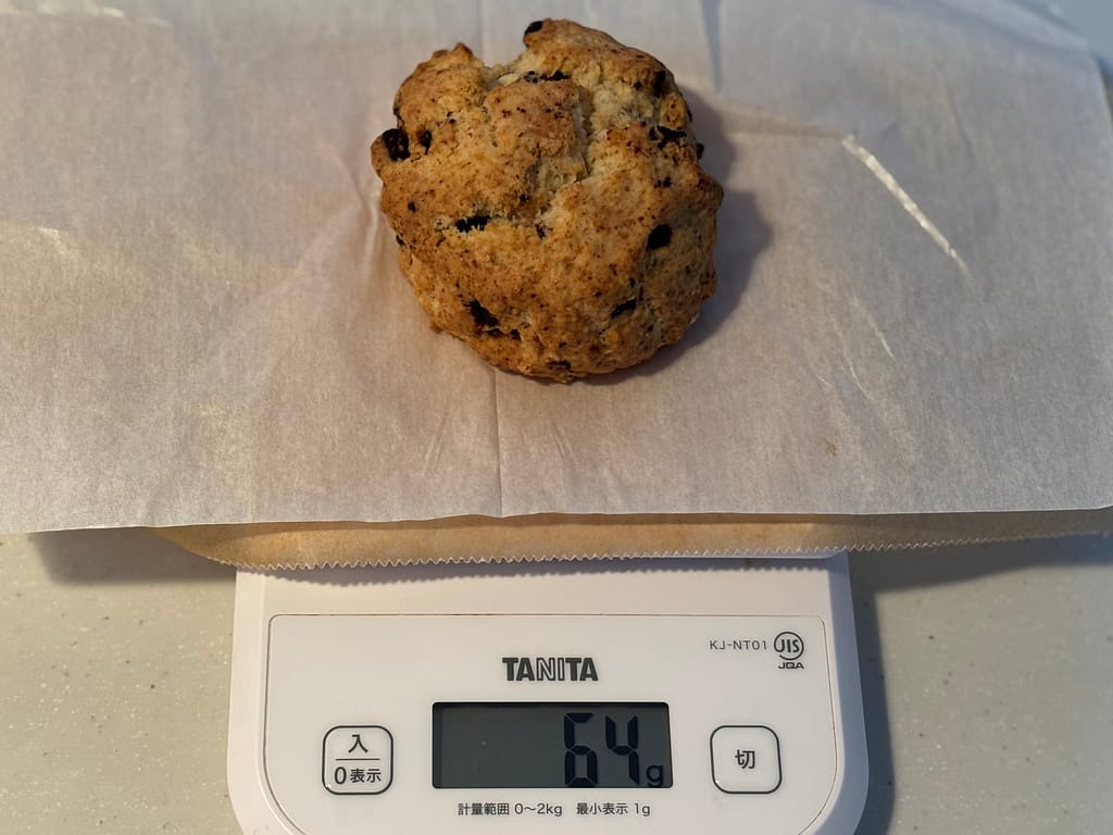 リニューアルされたチョコレートチャンクスコーンを計量した様子（約64g）