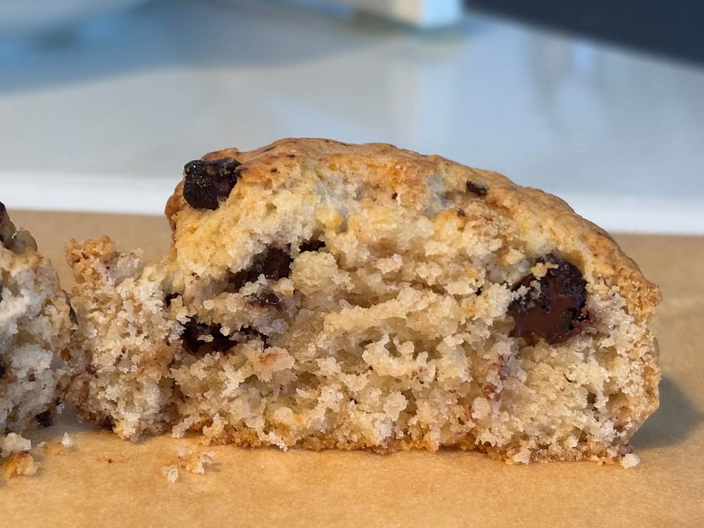 （新）チョコレートチャンクスコーンの断面アップ、しっとりした生地と溶けたチョコレートが見える